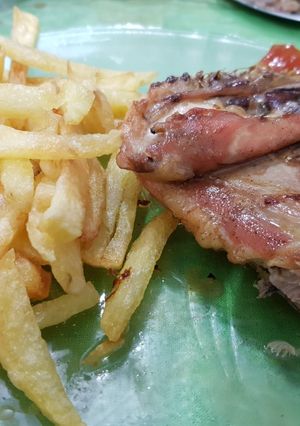 Una foto de Pollo al limón con papas fritas