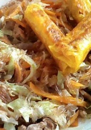 A picture of Chicken Sotanghon and pork lumpia.