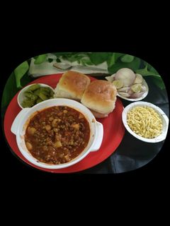 मिसल पाव (Misal Pav recipe in Hindi) रेसिपी मुख्य फोटो