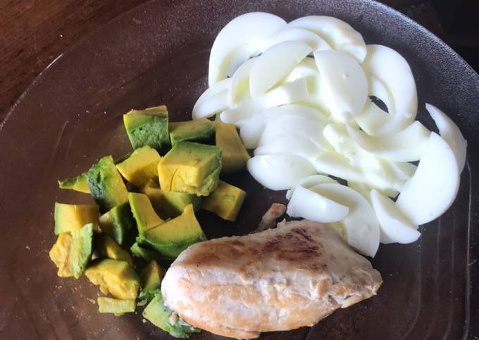 Grilled Chicken and Avocado with White Egg (Eat Clean Idea)