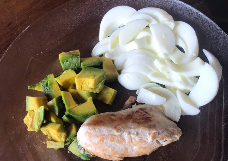 Grilled Chicken and Avocado with White Egg (Eat Clean Idea)