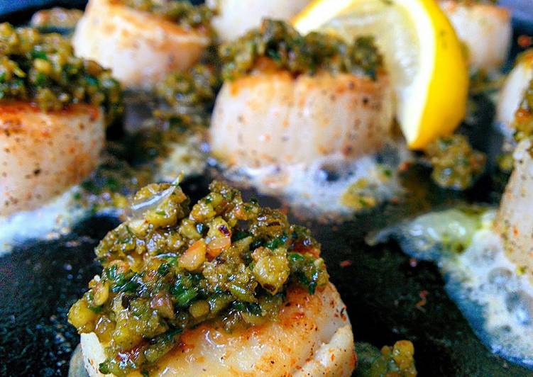 Smoky seared scallops with pesto Smoky seared scallops with pesto