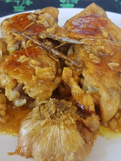 Una foto de Contramuslos de pollo aromatizados al ajo