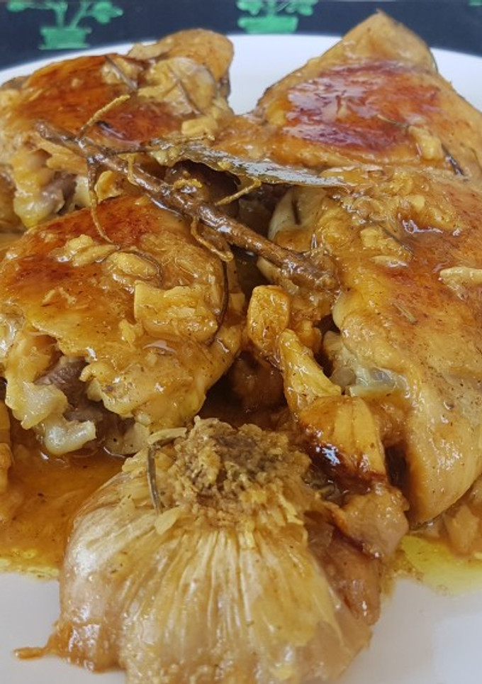 Una foto de Contramuslos de pollo aromatizados al ajo