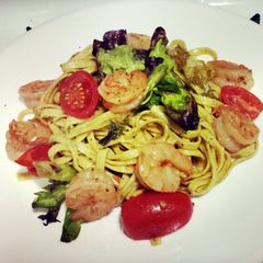 A picture of Garlic Linguine with Shrimp & Cherry Tomatoes.