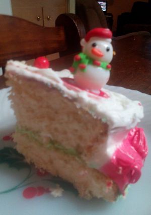A picture of Sunshines Christmas Yellow Cake and Butter Cream.