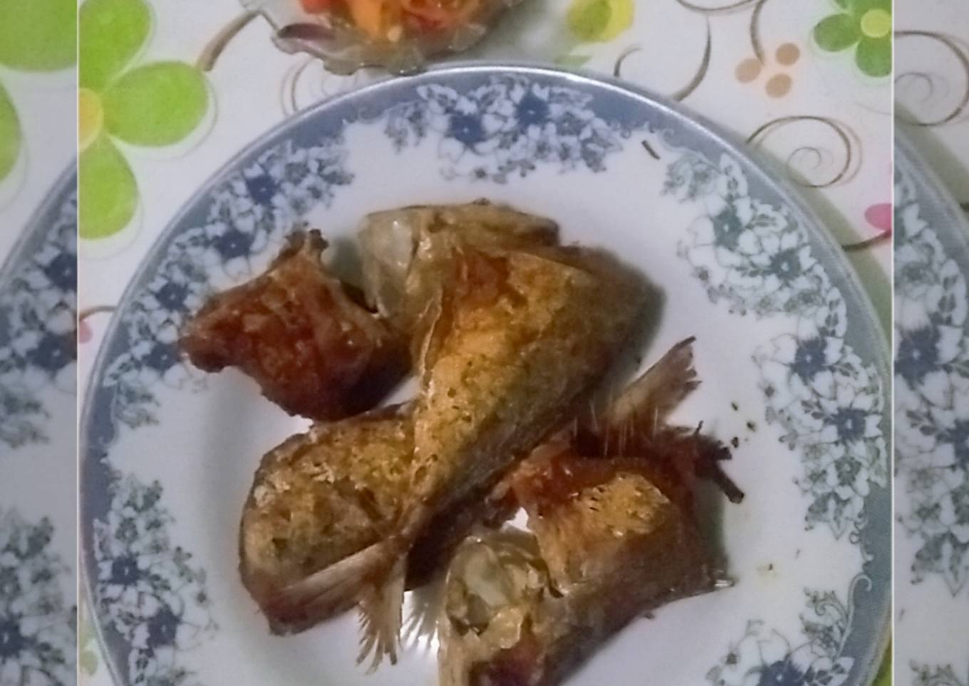 Puff pastry goreng dengan saus sambal