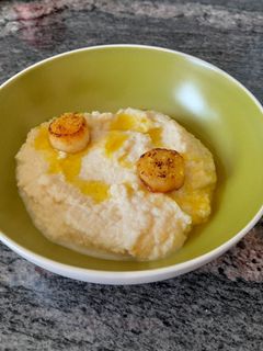 Una foto de Mousse de vieira al limón
