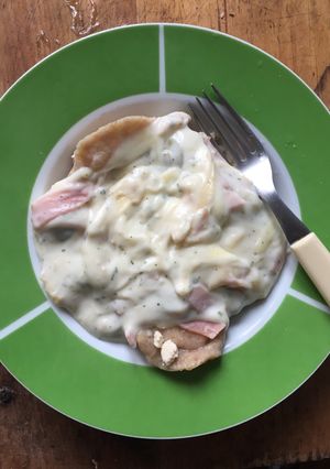 Una foto de Salsa blanca con jamón y muzza