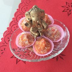 A picture of Papaya modak.