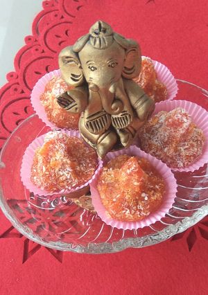 A picture of Papaya modak.