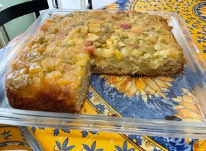 Une photo de Gâteau renversé à la rhubarbe rose et pommes golden