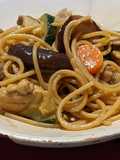 Spaghetti con pollo, shiitake y calabacín