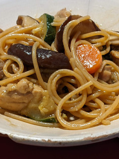 Una foto de Spaghetti con pollo, shiitake y calabacín