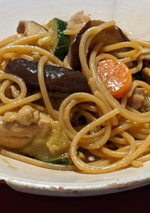 Una foto de Spaghetti con pollo, shiitake y calabacín
