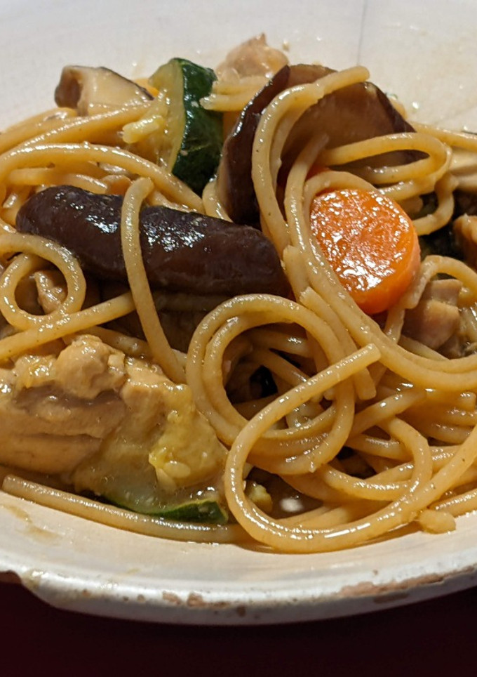 Una foto de Spaghetti con pollo, shiitake y calabacín
