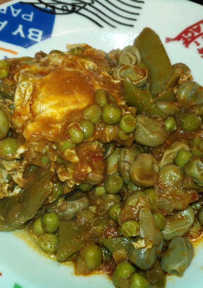 Una foto de Menestra con huevo cuajado