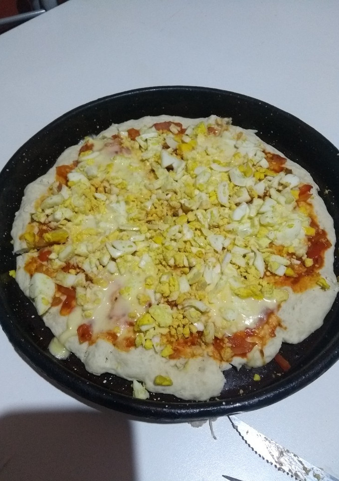 Una foto de Pizza con huevos duros
