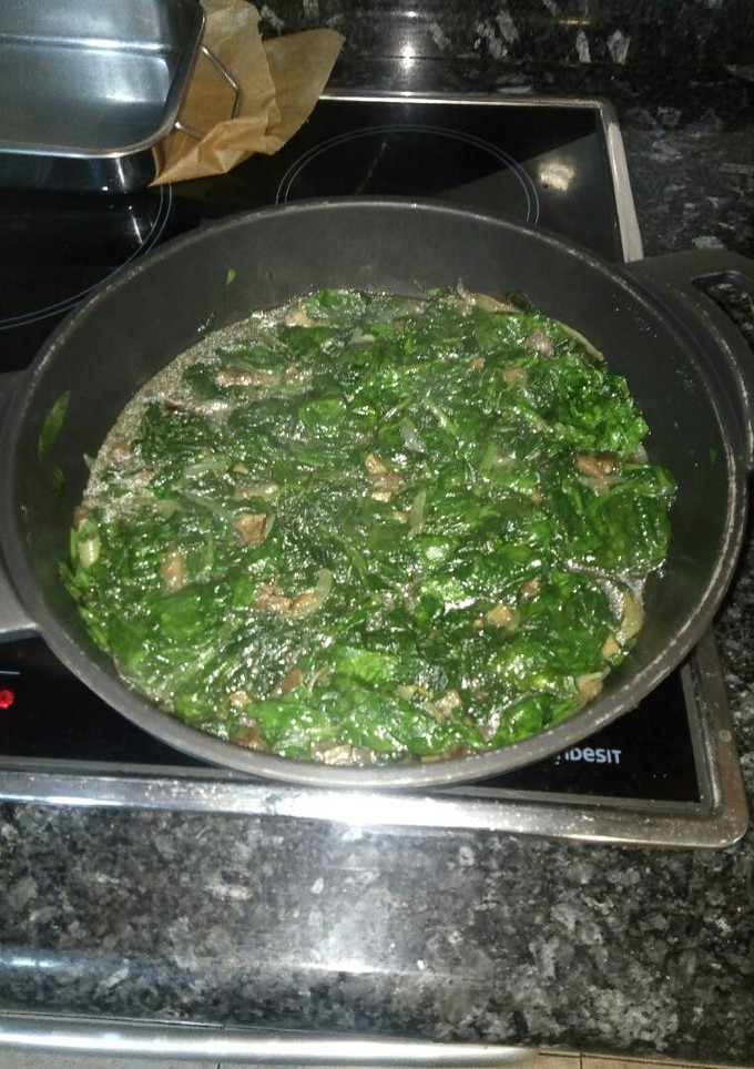 Una foto de Espinacas con alcachofa y cebolla