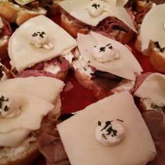 A picture of Roast Beef and Horseradish Canapés.