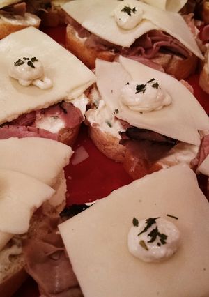 A picture of Roast Beef and Horseradish Canapés.