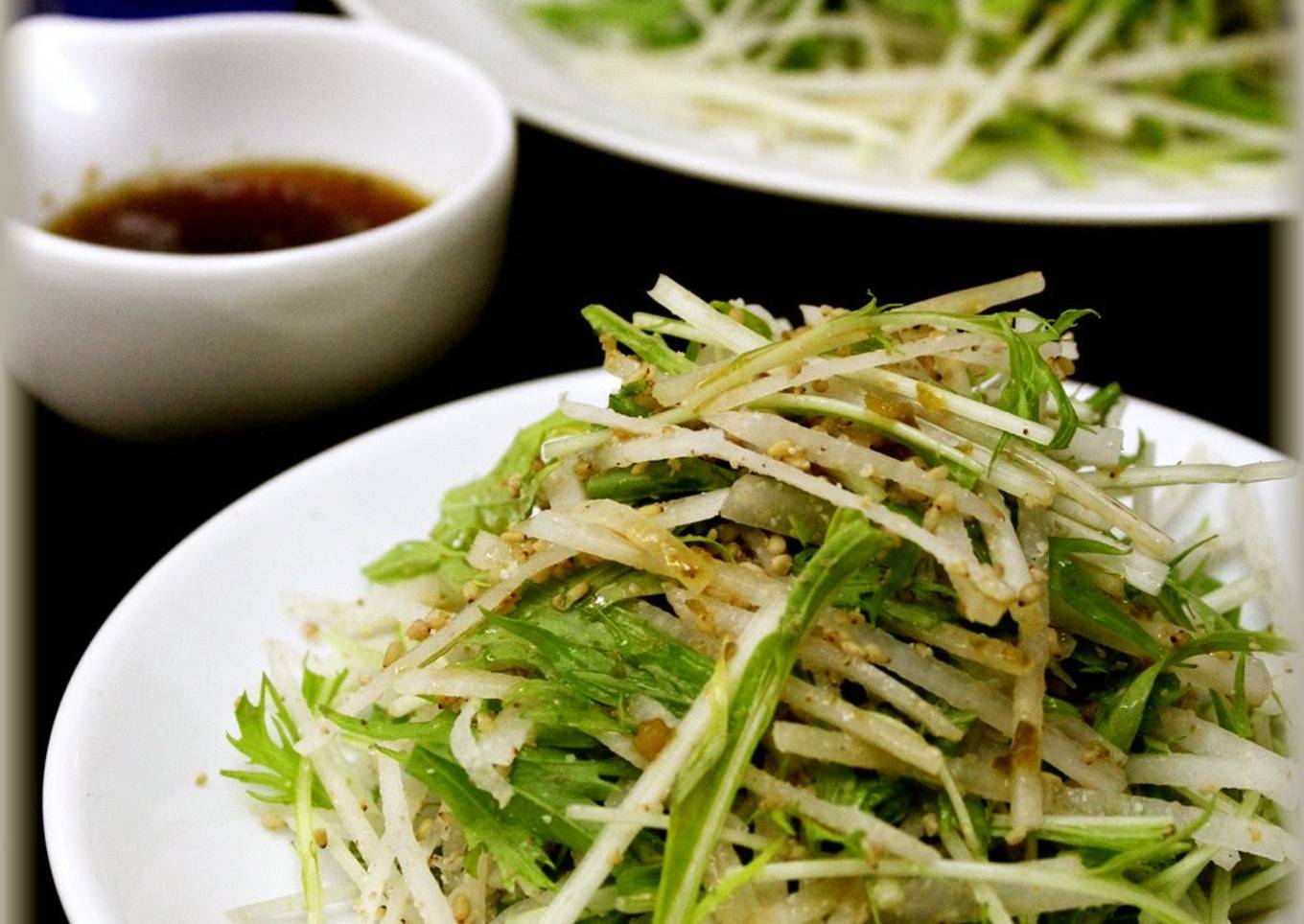 Salad leaves with crispy flavors of daikon and mizuna face