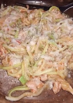 Una foto de FIDEOS DISTINTOS🔥 De zucchini y pollo❤
