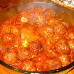 A picture of Spanish-Style Meat Balls: Albóndigas.