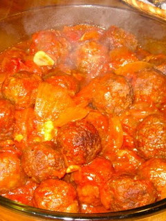 A picture of Spanish-Style Meat Balls: Albóndigas.