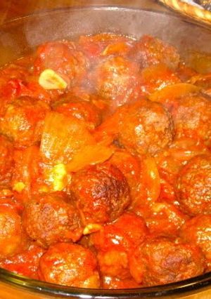 A picture of Spanish-Style Meat Balls: Albóndigas.
