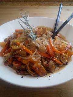 Una foto de Fideos de patata con verduras al wok
