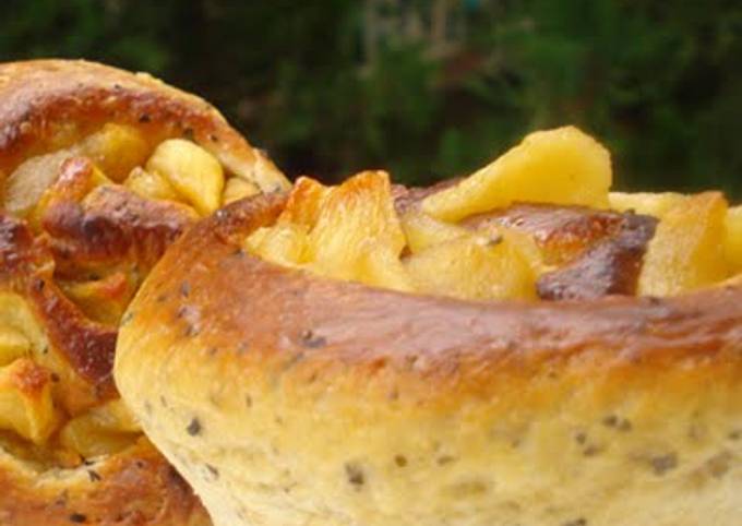 Rich Black Tea &amp; Apple Bread Rolls