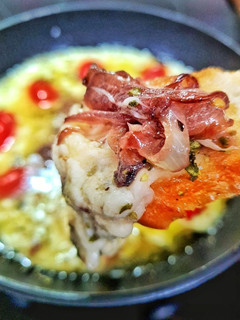 Una foto de Queso provolone fundido con cebollas caramelizadas