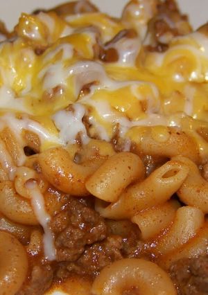 A picture of Chili pasta & Garlic Bread.