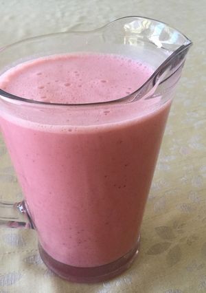 Una foto de Kéfir con frutillas