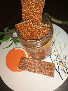 तिल गुड की चिक्की (Till Gud ki chikki recipe in Hindi) रेसिपी मुख्य फोटो