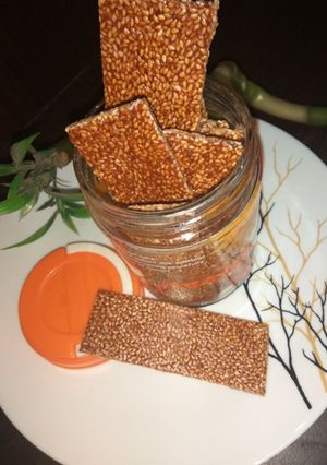 तिल गुड की चिक्की (Till Gud ki chikki recipe in Hindi) रेसिपी मुख्य फोटो