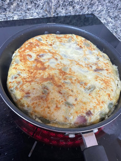 Una foto de Tortilla de patatas y habas