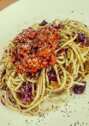A picture of Pesto Cranberries Almond Spaghetti with Bolognese on Top.