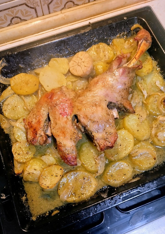 Una foto de Paletilla de cordero al horno con patatas y cebolla