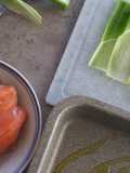 Salmone in foglie di porri