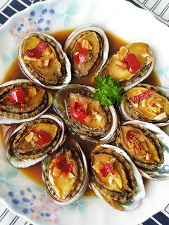 蒜香蒸鮑魚。簡易電鍋宴客菜/年菜 的食譜成品照片
