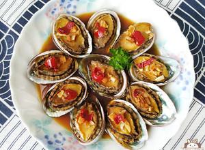 蒜香蒸鮑魚。簡易電鍋宴客菜/年菜 的食譜成品照片