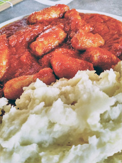 Una foto de Salchichas con tomate y puré de patatas 🥔