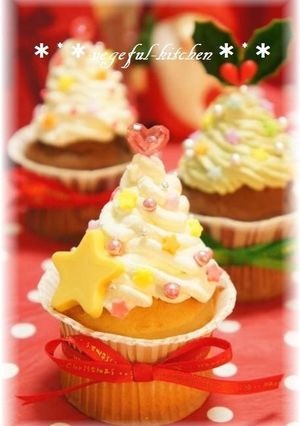 A picture of Christmas Tree Christmas Cakes.