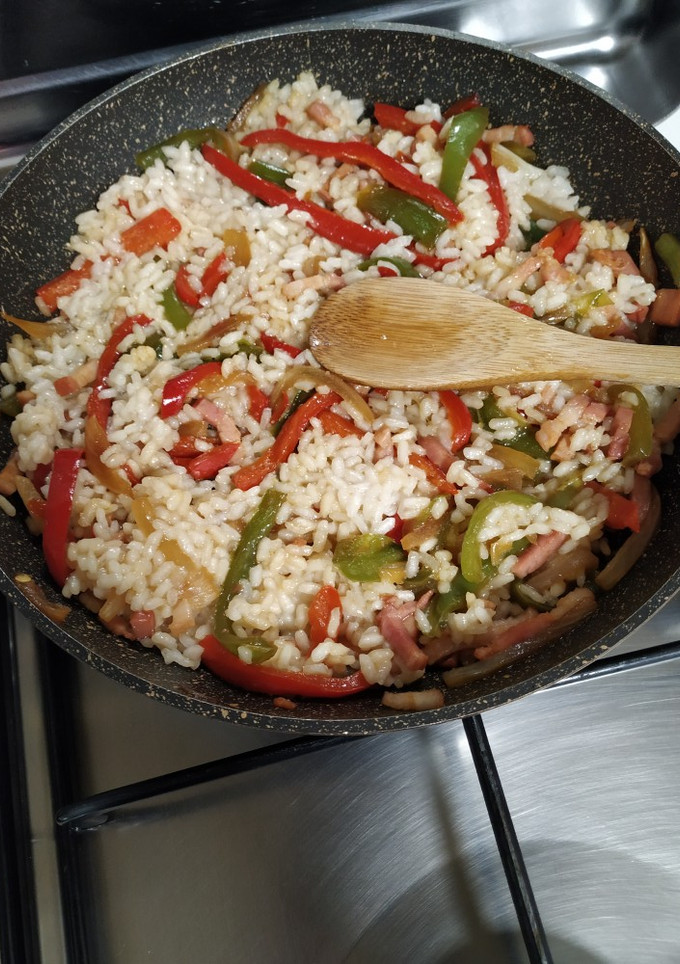 Una foto de Arroz con soja y verduritas