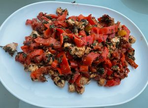 Une photo de Poulet mariné tomates, poivrons rouges et coriandre