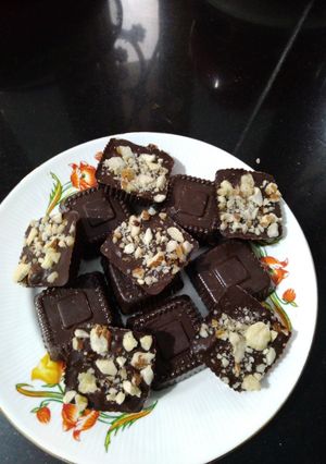 नट्स चॉकलेट (Nuts chocolate recipe in hindi) रेसिपी मुख्य फोटो