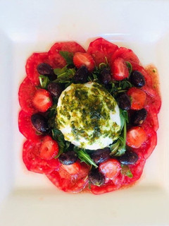 Una foto de Carpaccio de tomate con burrata y fresas