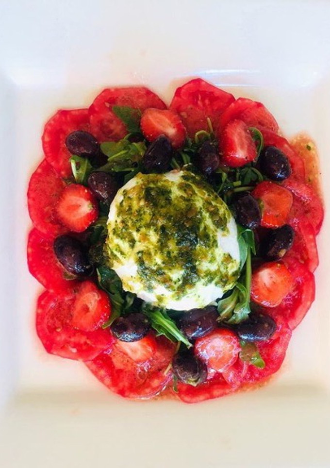 Una foto de Carpaccio de tomate con burrata y fresas